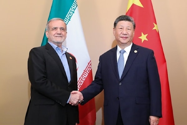 بكين أكثر وضوحاً في دعم طهران ضد العدوان (أ ف ب)