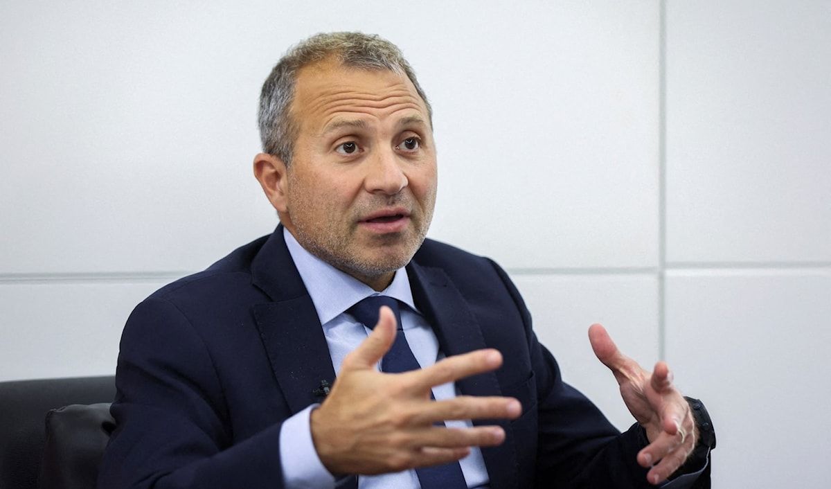 رأى باسيل أنّ «الضغط على حزب الله يجب أن يكون بطريقة تجعله جزءاً من الدولة» (رويترز)