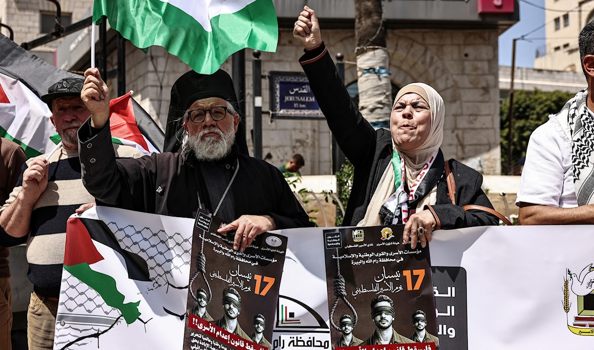 فلسطينيون يتظاهرون في رام الله لمناسبة يوم الأسير (أ ف ب)