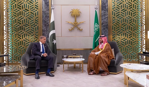 ولي العهد السعودي، محمد بن سلمان، مستقبلاً رئيس وزراء باكستان، شهباز شريف في جدة (من الويب)