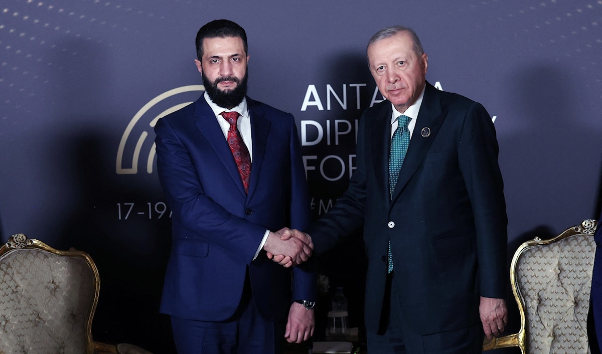 اعتبر الشرع أن سوريا تمثّل ممرّاً آمناً وطريقاً بديلاً لإمدادات الطاقة وسلاسل التوريد (أ ف ب)