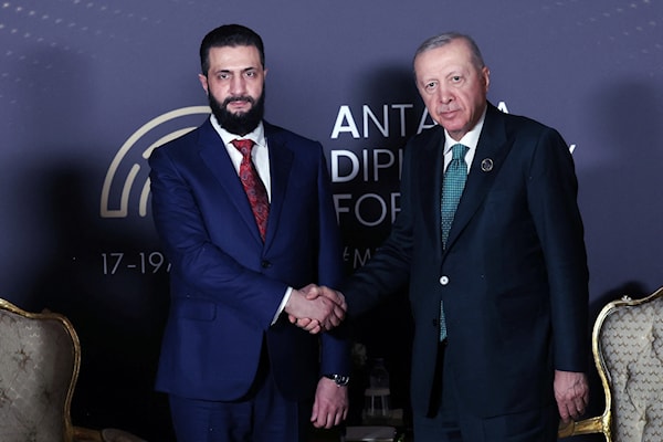 اعتبر الشرع أن سوريا تمثّل ممرّاً آمناً وطريقاً بديلاً لإمدادات الطاقة وسلاسل التوريد (أ ف ب)