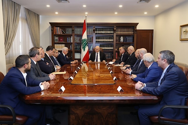 عون في أثناء استقباله وفداً من أبناء بلدة دبل الحدودية (رئاسة الجمهورية)