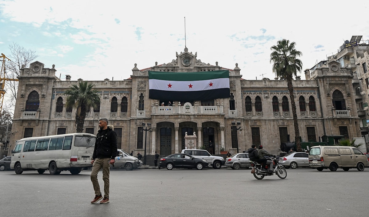 الحكومة الانتقالية قد تجد نفسها في مواجهة صعوبات تحول دون حصول التدفّق المرغوب من الاستثمارات العربية والأجنبية (أ ف ب)