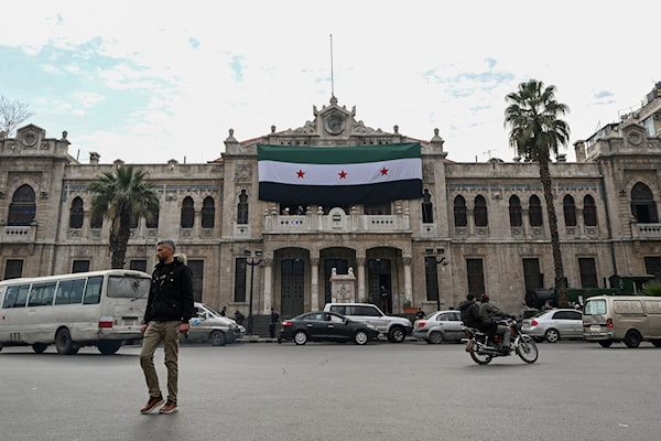 الحكومة الانتقالية قد تجد نفسها في مواجهة صعوبات تحول دون حصول التدفّق المرغوب من الاستثمارات العربية والأجنبية (أ ف ب)