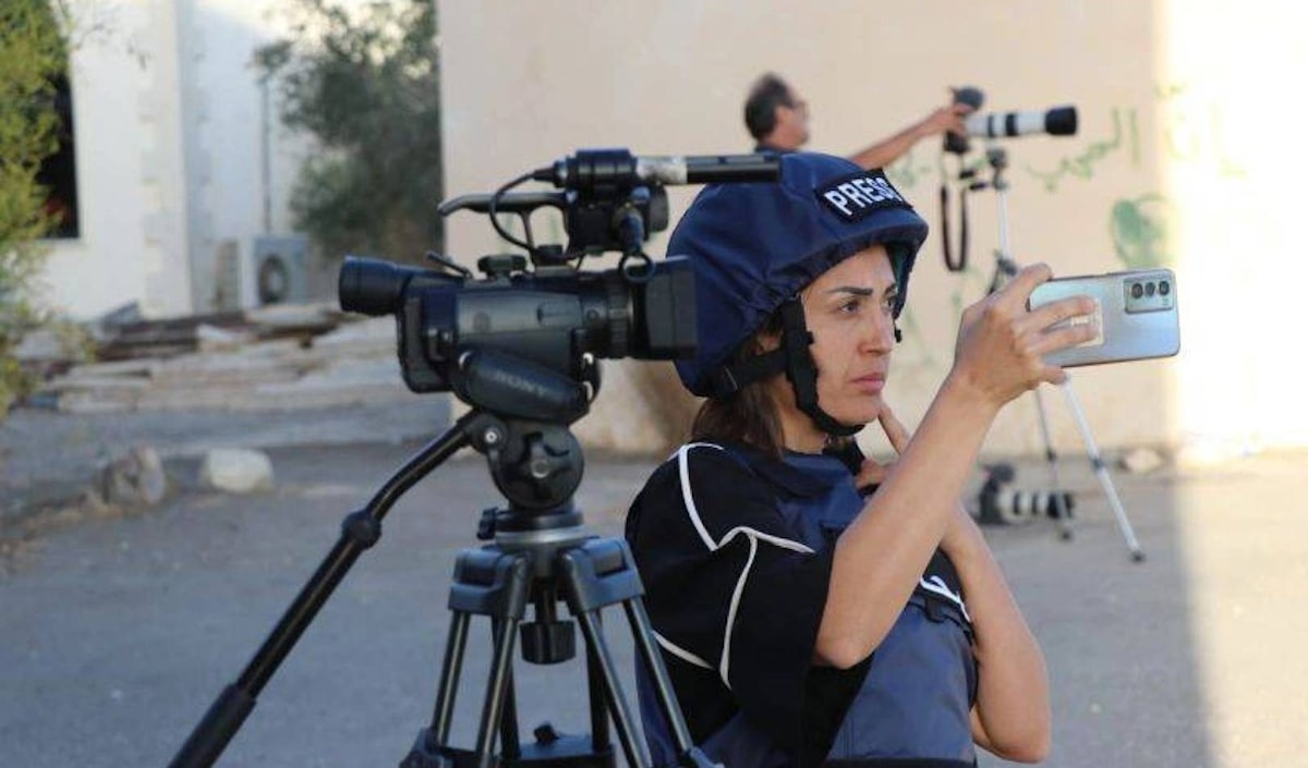 مراسلة «الأخبار» الشهيدة آمال خليل (من الويب)