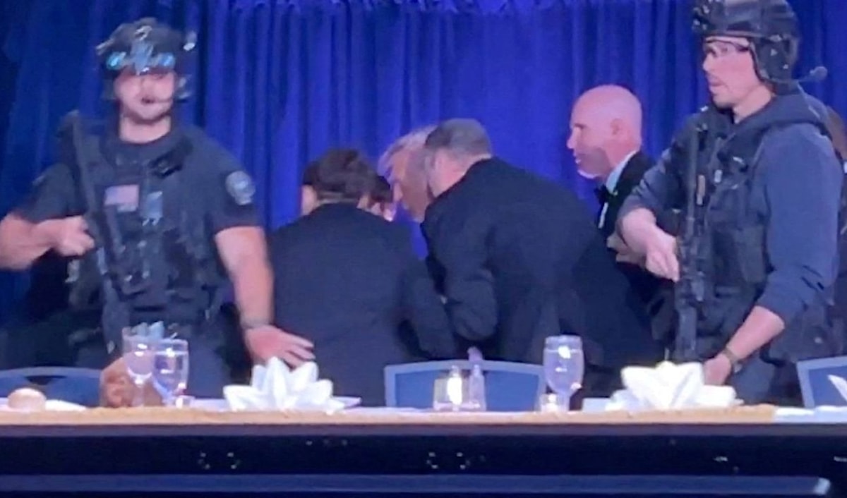 ترامب: المهاجم اشتبك مع رجال الأمن قبل القبض عليه. (من الويب)