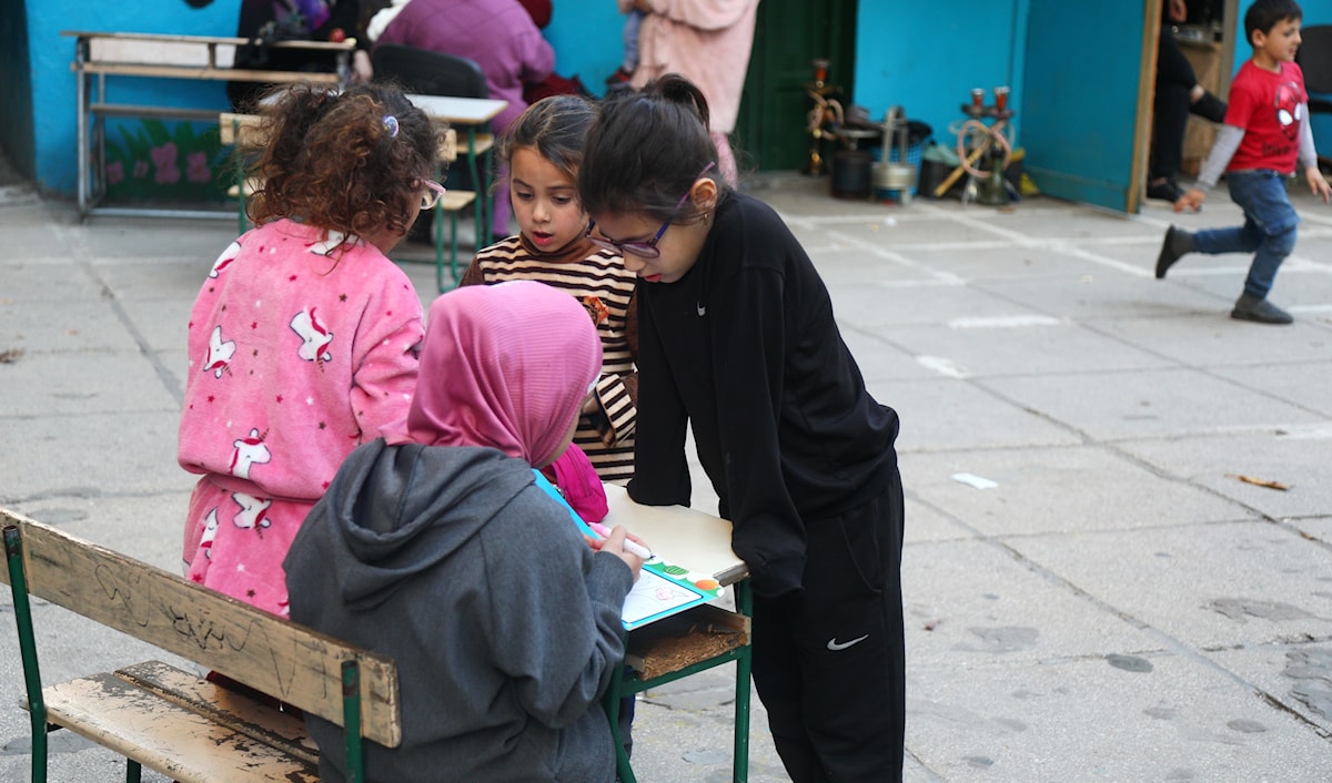 قد يواجه الأطفال الذين عايشوا تجربة الحرب صعوبات في التأقلم مع بيئة تعليمية (مروان بو حيدر)