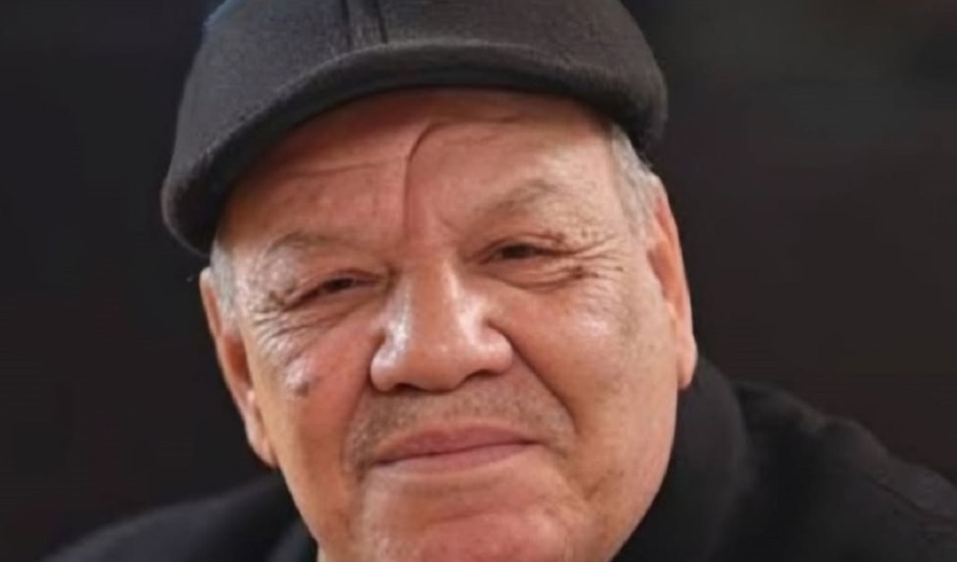 وُلد أحمد خليفة في أحد أحياء دمشق القديمة، وانجذب إلى المسرح باكراً