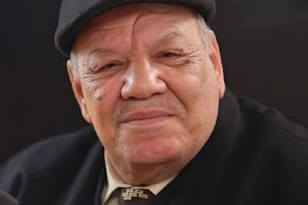 وُلد أحمد خليفة في أحد أحياء دمشق القديمة، وانجذب إلى المسرح باكراً