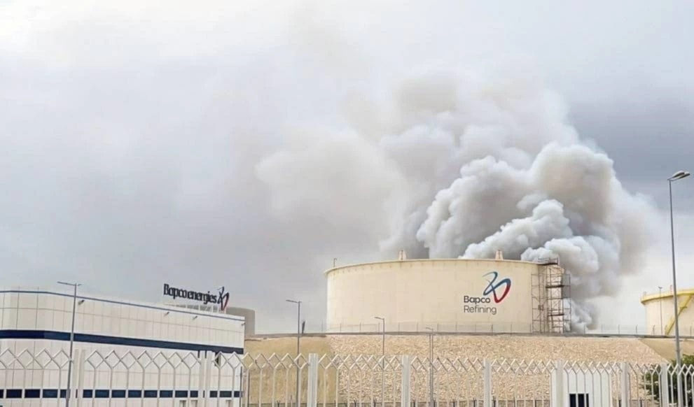 الدخان يتصاعد من مصفاة «بابكو» النفطية فى جزيرة سترة بالبحرين عقب استهداف إيراني (من الويب)