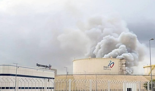 الدخان يتصاعد من مصفاة «بابكو» النفطية فى جزيرة سترة بالبحرين عقب استهداف إيراني (من الويب)