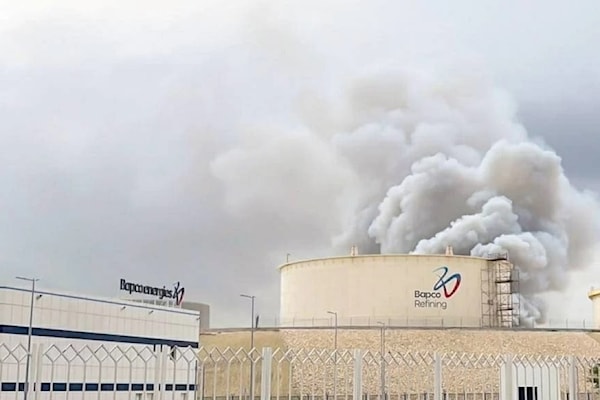 الدخان يتصاعد من مصفاة «بابكو» النفطية فى جزيرة سترة بالبحرين عقب استهداف إيراني (من الويب)