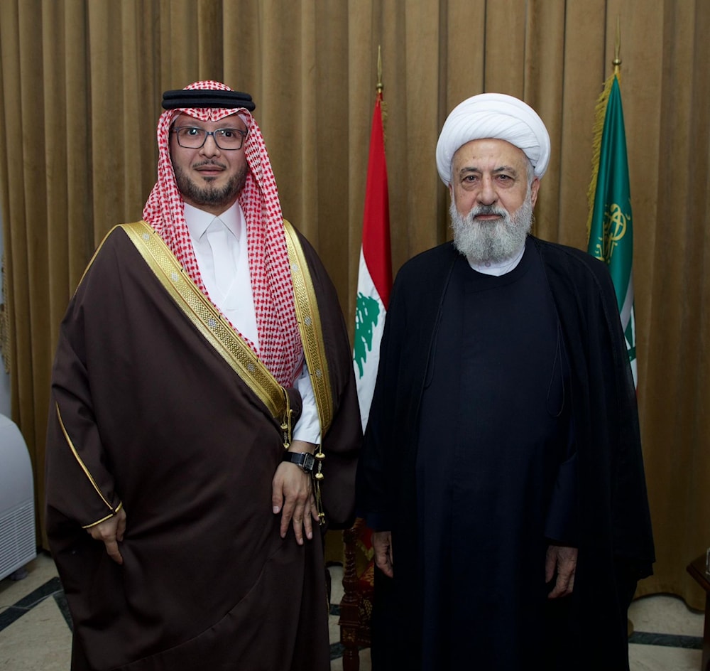 لقاء يجمع الشيخ علي الخطيب والسفير السعودي وليد بخاري (من الويب)