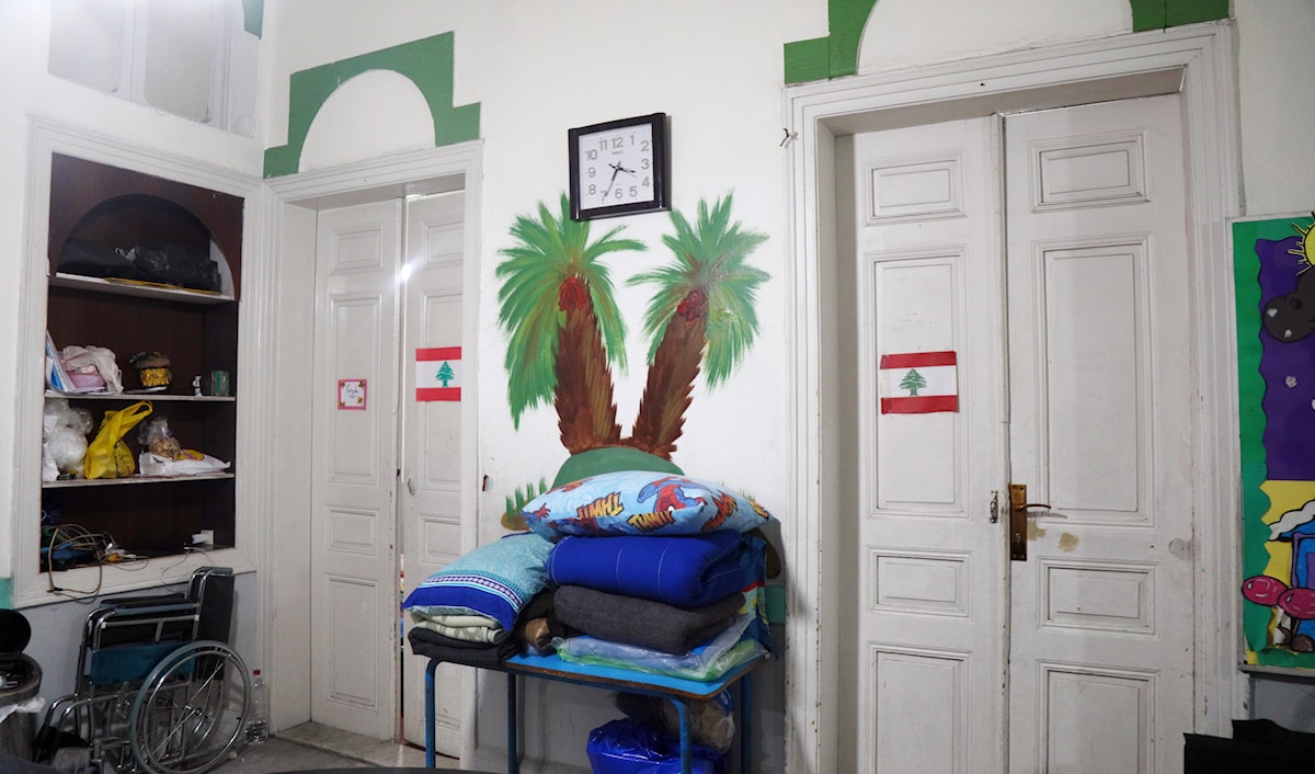 شدد حزب الله وحركة أمل على الحفاظ على المدارس المعتمدة كمراكز لإيواء النازحين (مروان بو حيدر)