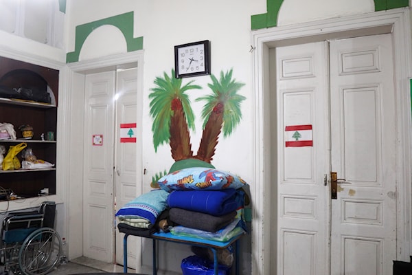 شدد حزب الله وحركة أمل على الحفاظ على المدارس المعتمدة كمراكز لإيواء النازحين (مروان بو حيدر)