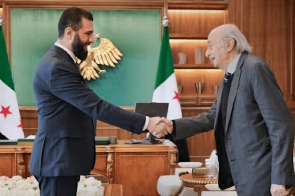 الشرع يستقبل جنبلاط في قصر الشعب بدمشق (سانا)