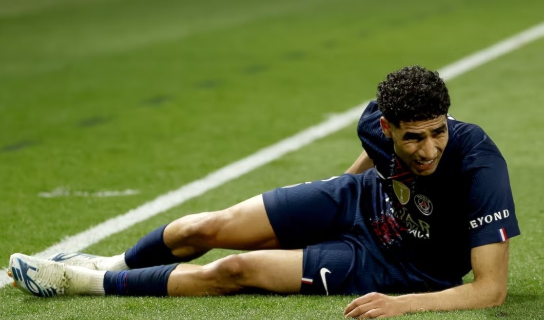 اضطر حكيمي لمواصلة اللعب في ظل عدم قدرة المدرب لويس إنريكي على استبداله بعد استنفاد كل فترات التبديل، رغم معاناته الواضحة في الحركة.