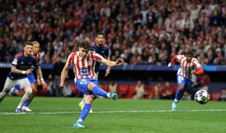 عادلَ المهاجم الأرجنتيني ألفاريز النتيجة لأتليتيكو مدريد من ركلة جزاء.