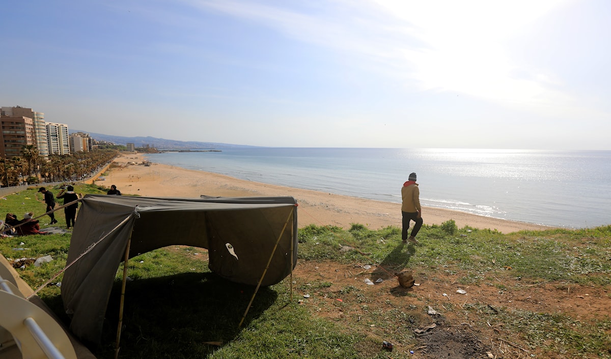نازحون على طول الكورنيش البحري لمدينة بيروت عقب العدوان الإسرائيلي على الضاحية والجنوب (هيثم الموسوي)