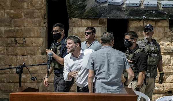 سموتريتش مغادراً مراسم إعادة الاستيطان في مستوطنة «صانور» على أراضي المواطنين جنوبي جنين (أ ف ب)