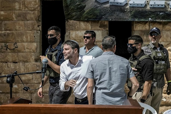 سموتريتش مغادراً مراسم إعادة الاستيطان في مستوطنة «صانور» على أراضي المواطنين جنوبي جنين (أ ف ب)