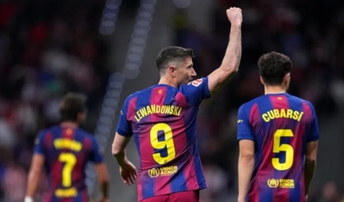 سجّلَ كل من ماركوس راشفورد (42) وروبرت ليفاندوفسكي (87) هدفَي برشلونة.