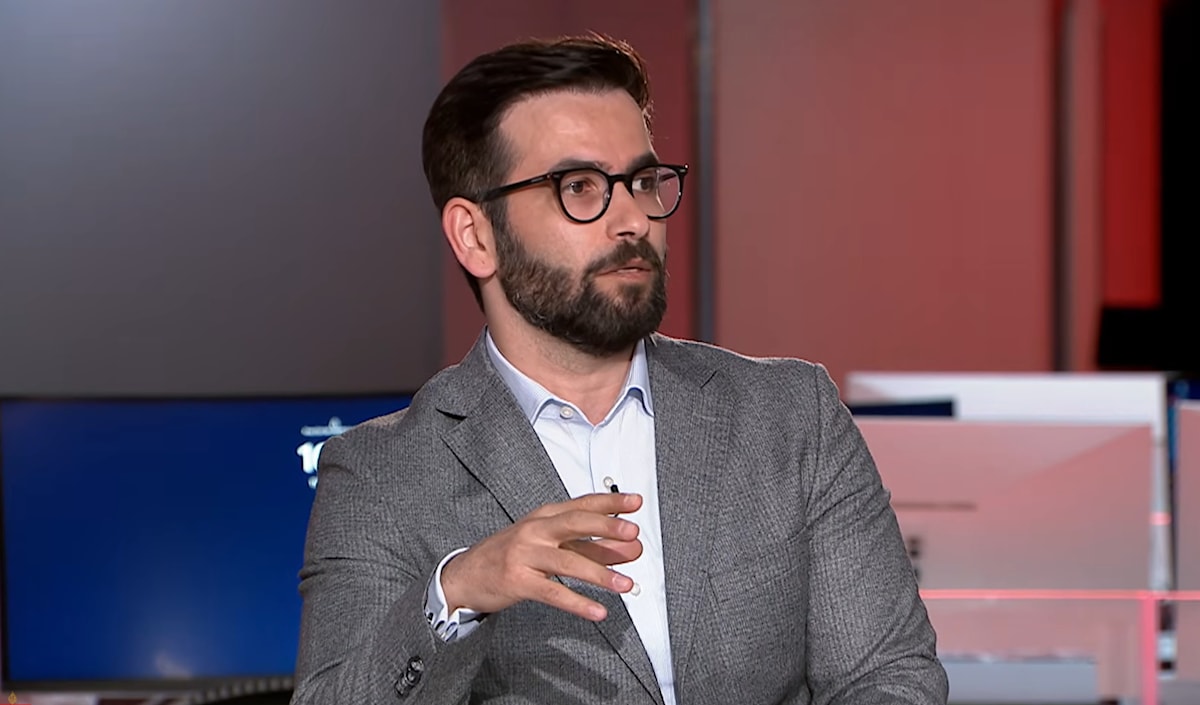 بنى حسن أحمديان رصيداً شعبياً مهمّاً من خلال معاركه الإعلاميّة السياسيّة