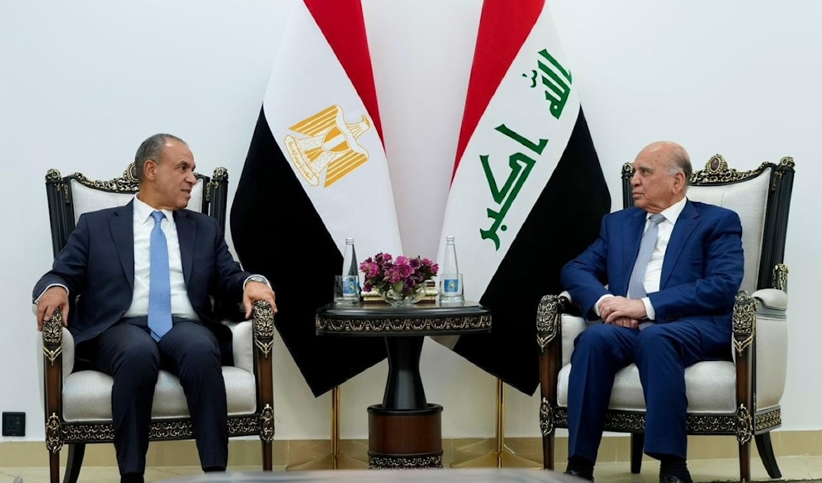وزير الخارجية العراقي مستقبلاً نظيره المصري (واع)