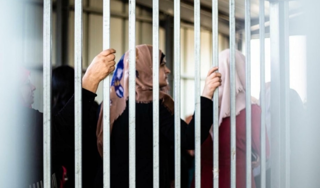 تتعرض الأسيرات لتفتيش مذل ومهين (من الويب)