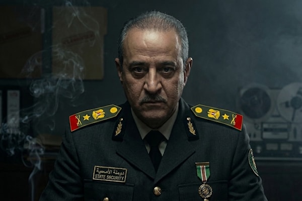يجسد بسام كوسا شخصية مدير مكتب الرئيس (صورة معدّة بالذكاء الاصطناعي).
