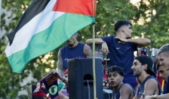 احتفلَ لامين يامال بلقب الدوري الإسباني وهو يرفع العلم الفلسطيني.