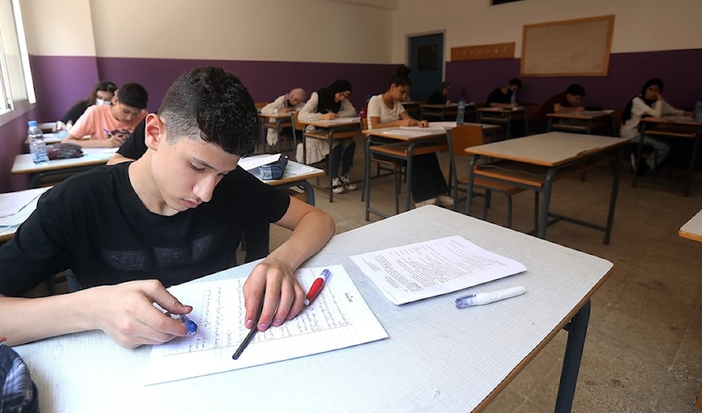 تلامذة يجرون الامتحانات في أحد المراكز في العاصمة بيروت (الأخبار)