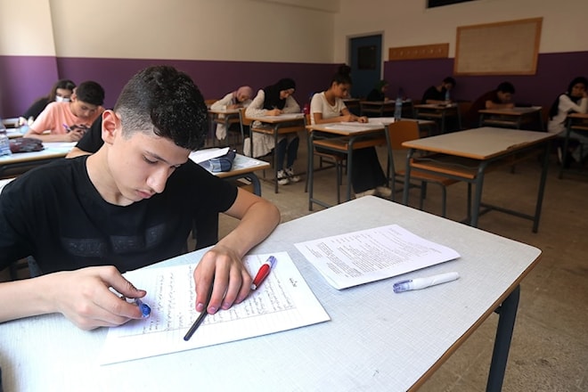 تلامذة يجرون الامتحانات في أحد المراكز في العاصمة بيروت (الأخبار)