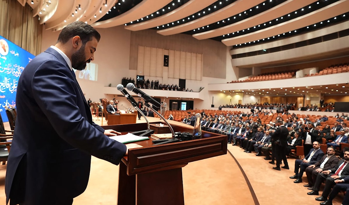 الزيدي يلقي كلمة في البرلمان بعد نيل حكومته الثقة (أ ف ب)
