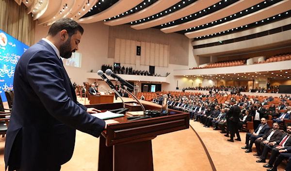 الزيدي يلقي كلمة في البرلمان بعد نيل حكومته الثقة (أ ف ب)
