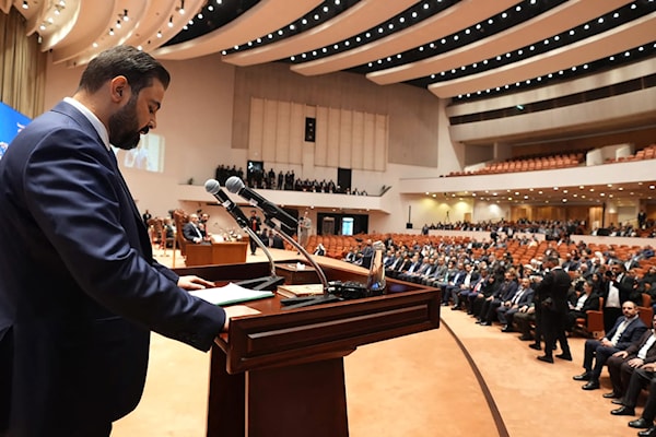 الزيدي يلقي كلمة في البرلمان بعد نيل حكومته الثقة (أ ف ب)