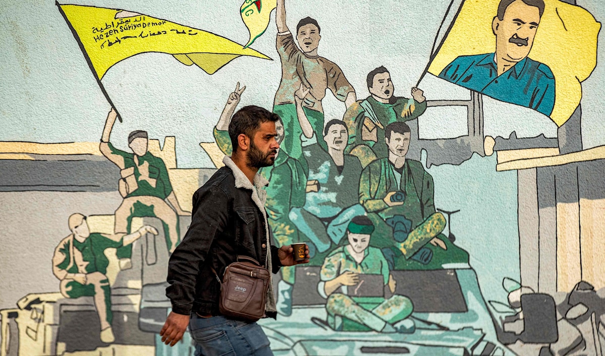 أكد عبدي وجود اتصالات مع أنقرة على المستوى الأمني (أ ف ب)