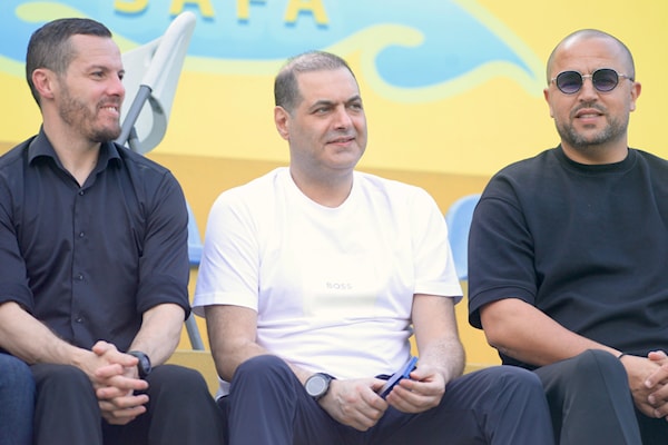 وصل المدير الفني لمنتخب لبنان مجيد بوقرّة إلى لبنان وتابع المباراتين (طلال سلمان)