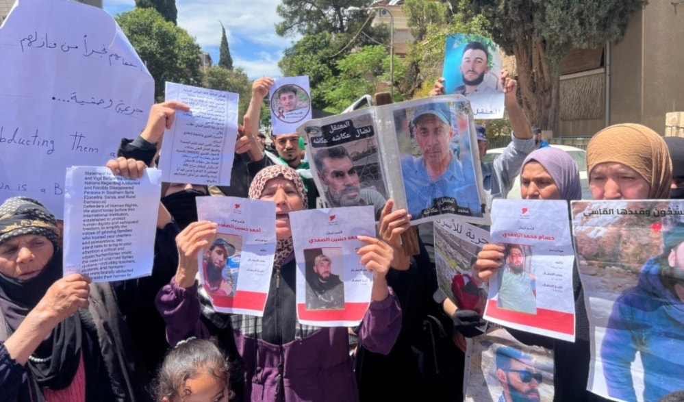 نفّذ عدد من أهالي المعتقلين وقفة أمام مقرّ الأمم المتحدة في دمشق (من الويب)