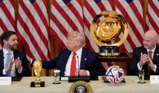 بموجب قيود السفر المُوسّعة التي فرضتها إدارة ترامب، فُرِضَ حظر سفر كلي أو جزئي على زوار من حوالي 40 دولة.