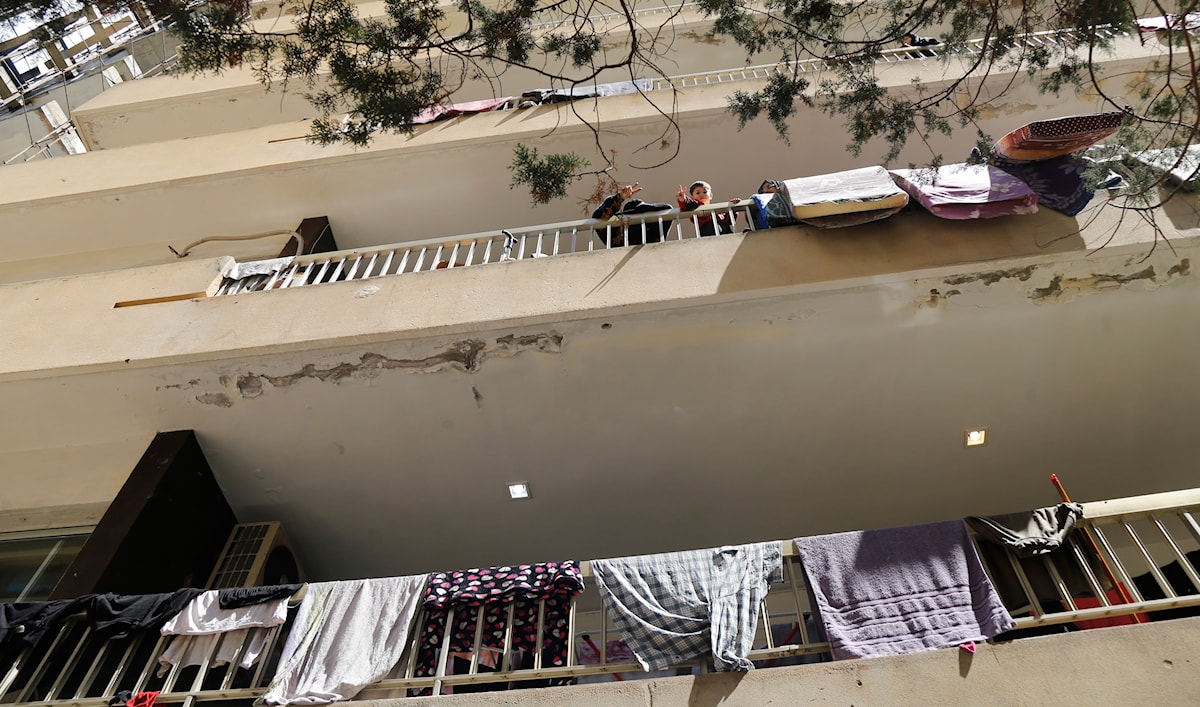 تتحرك الكتل البشرية النازحة في لبنان لتستقر فوق بنية تحتية متهالكة ومستنزفة (مروان بو حيدر)