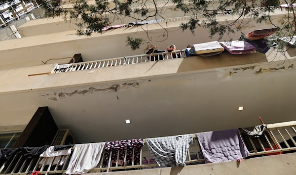 تتحرك الكتل البشرية النازحة في لبنان لتستقر فوق بنية تحتية متهالكة ومستنزفة (مروان بو حيدر)