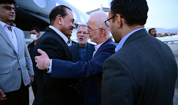 الجنرال عاصم منير يلقى ترحيباً من وزير الداخلية الإيراني، إسكندر مومني، لدى وصوله إلى طهران (أ ف ب)