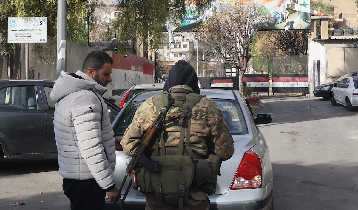 تحاول منظمة إنسانية حملت اسم «إنماء سوريا الغربية» تسويق فكرة تأمين «حماية دولية» للعلويين لدى الولايات المتحدة (أرشيفية - أ ف ب)