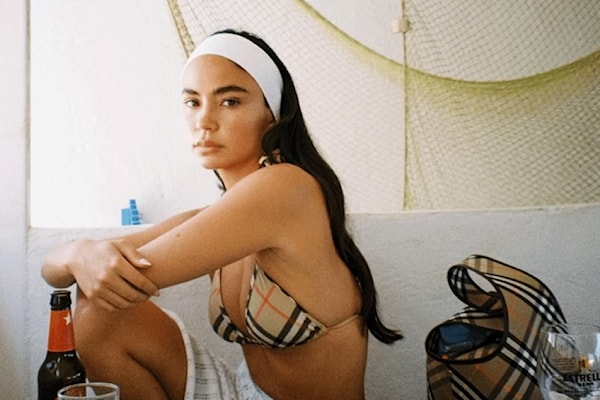 النقلة الحقيقية حدثت عندما انتقلت الـHeadband من الملعب إلى عالم الموضة الفاخرة.