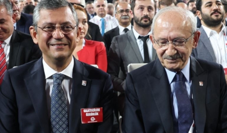 كيليتشدار أوغلو (يمين) وأوزيل عقب انتخابات "الشعب الجمهوري" في تشرين الثاني عام 2023 (من الويب)