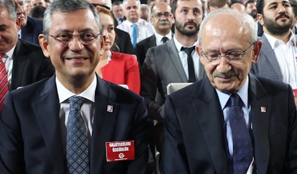 كيليتشدار أوغلو (يمين) وأوزيل عقب انتخابات "الشعب الجمهوري" في تشرين الثاني عام 2023 (من الويب)