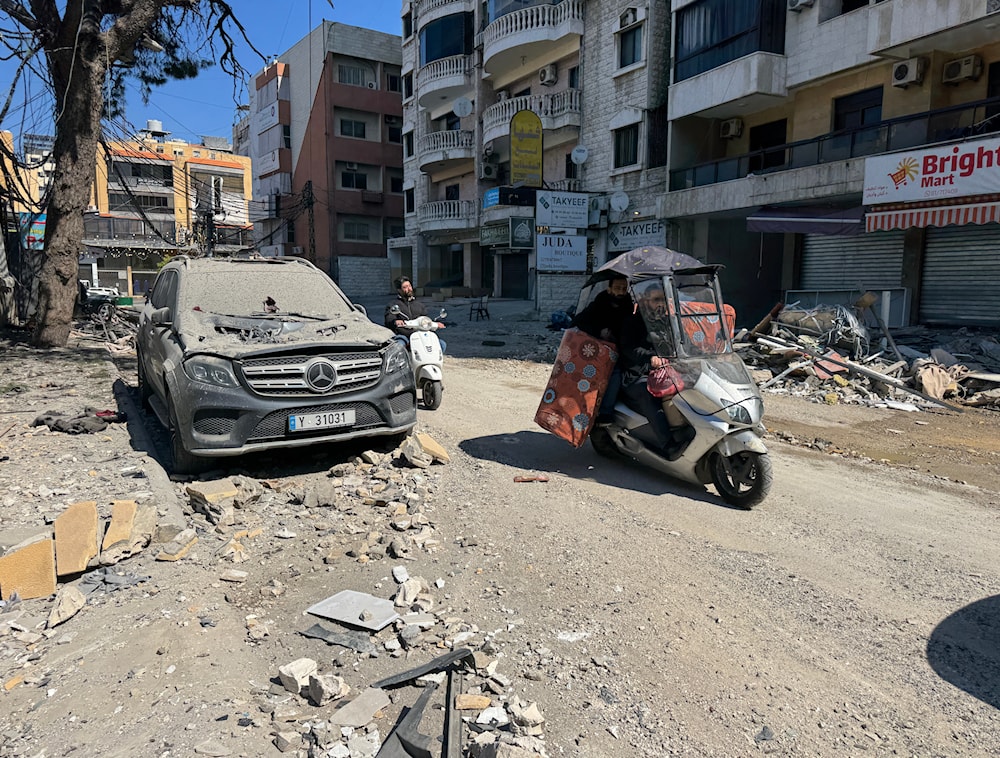 نازحون يخرجون على عجل من الضاحية الجنوبية (هيثم الموسوي)