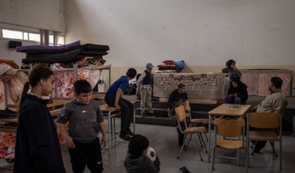 نشرت الصحيفة فيديو دعت فيه إلى طرد النازحين من ثانوية رفيق الحريري الثانية